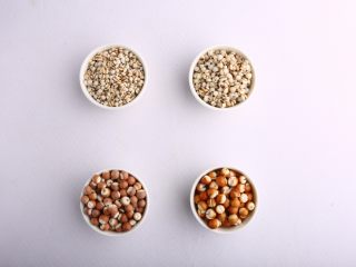 2、去热解暑又滋补的清补凉-带带,将薏米和芡实浸泡5-8小时，或洗净后放入冰箱中冷冻结冰待用；