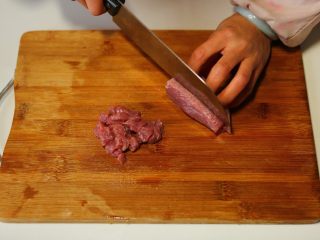 3、去热解暑又滋补的清补凉-带带,将瘦肉洗净切丁；