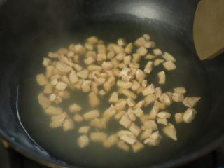 4、去热解暑又滋补的清补凉-带带,放入锅内焯掉血水；