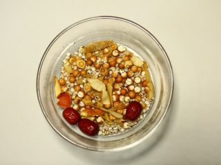 5、去热解暑又滋补的清补凉-带带,将除了肉丁外的其他食材洗净