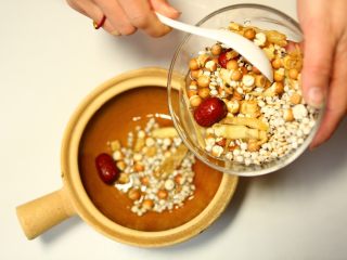 6、去热解暑又滋补的清补凉-带带,将食材放入砂锅中炖熟（砂锅炖2-3小时，高压锅，电饭煲按煮粥键，时间看工具情况而定哟）