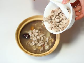 7、去热解暑又滋补的清补凉-带带,将肉丁放入，再炖30分钟；