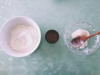 3、【网上厨房独家】樱花酥????,等油皮的时候把油酥材料混合均匀静置