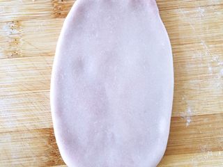 8、【网上厨房独家】樱花酥????,把油酥皮按扁，用擀面杖擀成长条