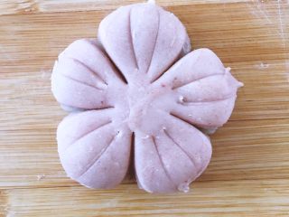 15、【网上厨房独家】樱花酥????,将花瓣边缘捏出尖，如图