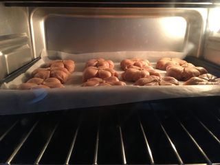 18、【网上厨房独家】樱花酥????,烤箱上下火，180度预热，160度烤20min左右，临出炉6min左右迅速加盖锡纸，防止上色过深，出炉后要温凉了再移动，不然会掉花瓣