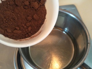 1、十分优秀de巧克力戚风蛋糕,70g植物油烧热后加入10g可可粉