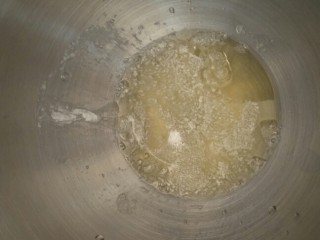 9、十分优秀de巧克力戚风蛋糕,蛋白中加入1g塔塔粉或几滴柠檬汁帮助打法