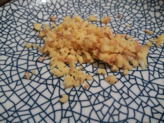 6、香辣萝卜丁,生姜切丁