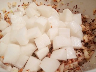 11、香辣萝卜丁,萝卜挤一下水分，也放一起