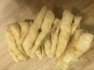 3、一个人在家也能做出好吃的冒菜,兰花豆腐切开。