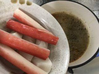 14、一个人在家也能做出好吃的冒菜,把食材分别加入烧开的锅中。