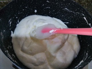 2、年味－黑芝麻牛轧糖,加入白色棉花糖小火融化