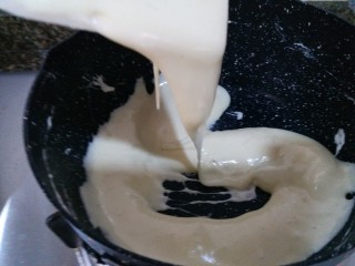 4、年味－黑芝麻牛轧糖,搅拌均匀，糖浆呈很细腻有光泽的状态，然后关火