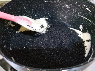 5、年味－黑芝麻牛轧糖,加入黑芝麻拌均匀