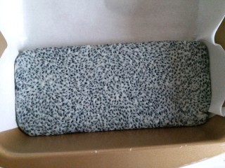 6、年味－黑芝麻牛轧糖,放在烤盘内按压平整