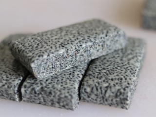 7、年味－黑芝麻牛轧糖,切成宽3.5到4㎝的宽条