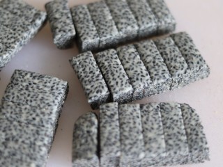8、年味－黑芝麻牛轧糖,再切小