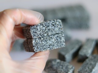 9、年味－黑芝麻牛轧糖,满满的黑芝麻