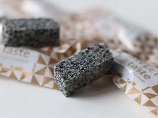 12、年味－黑芝麻牛轧糖,包上糖纸保存。