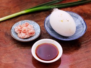 1、鹅蛋肉末羹,首先备齐所有的食材,因为前几天卤了肉,所以赶紧消耗卤肉汤,没有卤肉汤可以用生抽代替。