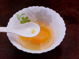 2、鹅蛋肉末羹,把鹅蛋打散在一个大一点的碗里,先加入盐和鸡精调味。