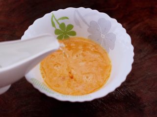 6、鹅蛋肉末羹,搅拌均匀的鹅蛋液里分次加入鹅蛋液等量的温水,我称了称这个鹅蛋是120克,所以加入了120克温水。