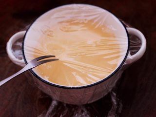 9、鹅蛋肉末羹,把过筛后的鹅蛋液,打上保鲜膜用牙签或是叉子,在保鲜膜上扎几个眼。