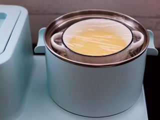 10、鹅蛋肉末羹,东菱早餐机的锅中倒入适量的清水,把鹅蛋液放到锅中。