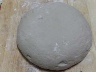 2、黑米面巧克力馒头圈,和面，发好，自然发一夜