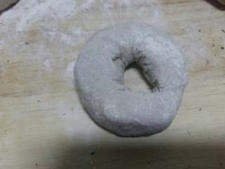 4、黑米面巧克力馒头圈,卷起来，做成一个圈