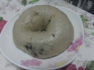 5、黑米面巧克力馒头圈,上锅蒸，15分钟，就可以吃了，营养美味，和面的米汤很有营养