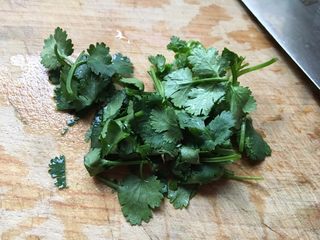 5、番茄金针菇鸡蛋汤,香菜切小段备用。