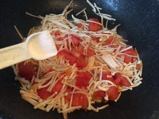 8、番茄金针菇鸡蛋汤,加入三克盐翻炒。