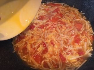 11、番茄金针菇鸡蛋汤,小火放入蛋液并烧开。