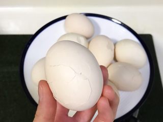 3、红糖茶叶蛋,鸡蛋煮完放凉或放入冷水中浸泡会，用勺子把鸡蛋壳敲裂。