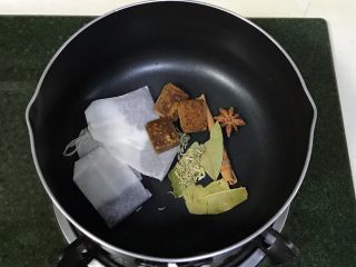 5、红糖茶叶蛋,锅中放入红茶包、红糖、八角、桂皮、香叶和茴香。