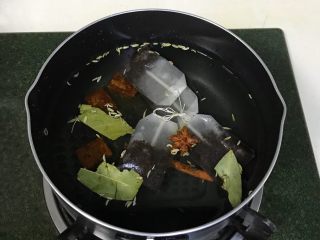 6、红糖茶叶蛋,往锅中倒入适量的清水，煮起。