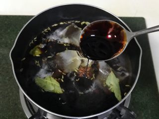 7、红糖茶叶蛋,加入生抽和老抽。