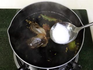 8、红糖茶叶蛋,加入盐。