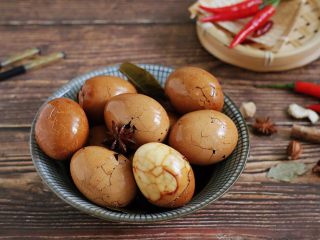 12、红糖茶叶蛋,一颗完美的茶叶蛋，要有蛋的Q弹，调味料的鲜香，精致的花纹，以及一缕淡淡的茶香味！