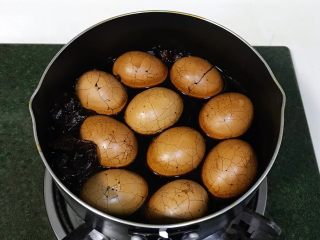 10、红糖茶叶蛋,茶叶蛋浸泡过夜入味。
