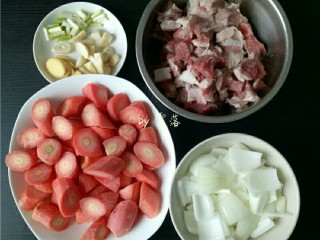 3、红烧牛腩,牛腩肉再次洗净，切成麻将块大小。胡萝卜切滚刀块。洋葱切块。老姜切片，大蒜对半切开，葱白切断。