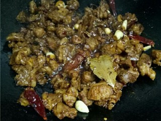 10、红烧牛腩,调入适量红烧酱油，生抽，继续翻炒。
