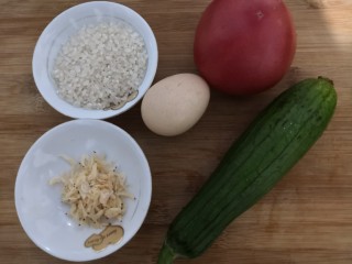1、番茄丝瓜补钙粥,准备好,所需要的食材