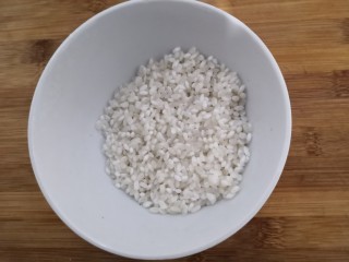 3、番茄丝瓜补钙粥,30分钟后,洗干净,沥干水份备用