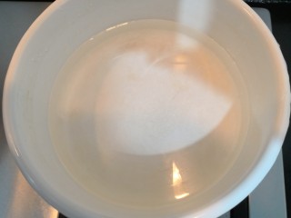 4、番茄丝瓜补钙粥,锅中加入500克清水,大火烧煮