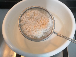 5、番茄丝瓜补钙粥,水煮开后,放入大米