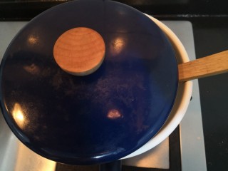 7、番茄丝瓜补钙粥,煮开后,关中小火,铲子留里面,盖上锅盖,煮20分钟