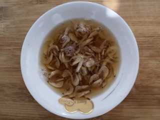 8、番茄丝瓜补钙粥,煮粥的同时,把虾米倒入料酒,浸泡10分钟,去腥味